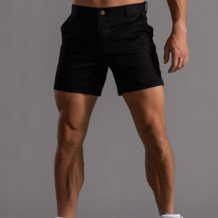 Stilvoller Mann trägt bequeme, lockere Herren Chino Shorts Sandro, perfekt für Urlaub, Freizeit und Alltag.