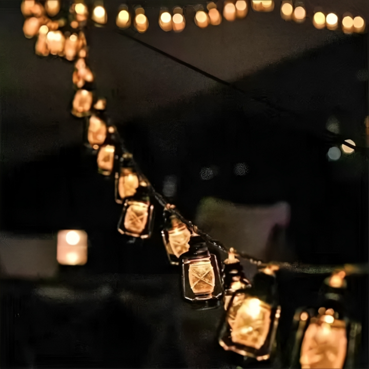 Atmosphärische Terrassenbeleuchtung mit der 3m EmberGlow Retro Lichterkette, warmweißes Stimmungslicht.