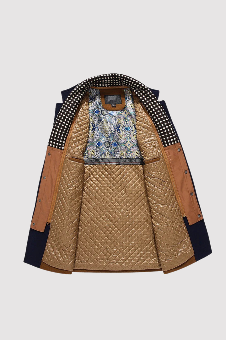 Mann trägt stilvollen Herren Slim Fit Langmantel. Eleganter Wintermantel & Übergangsmantel für Männermode.