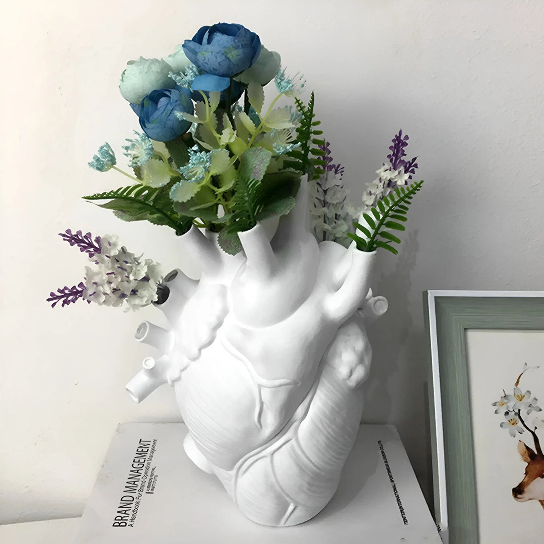 Dekorative Herzvase im griechischen Stil, aus Harz gefertigt. Eine moderne Geschenkidee für Wohnaccessoires.