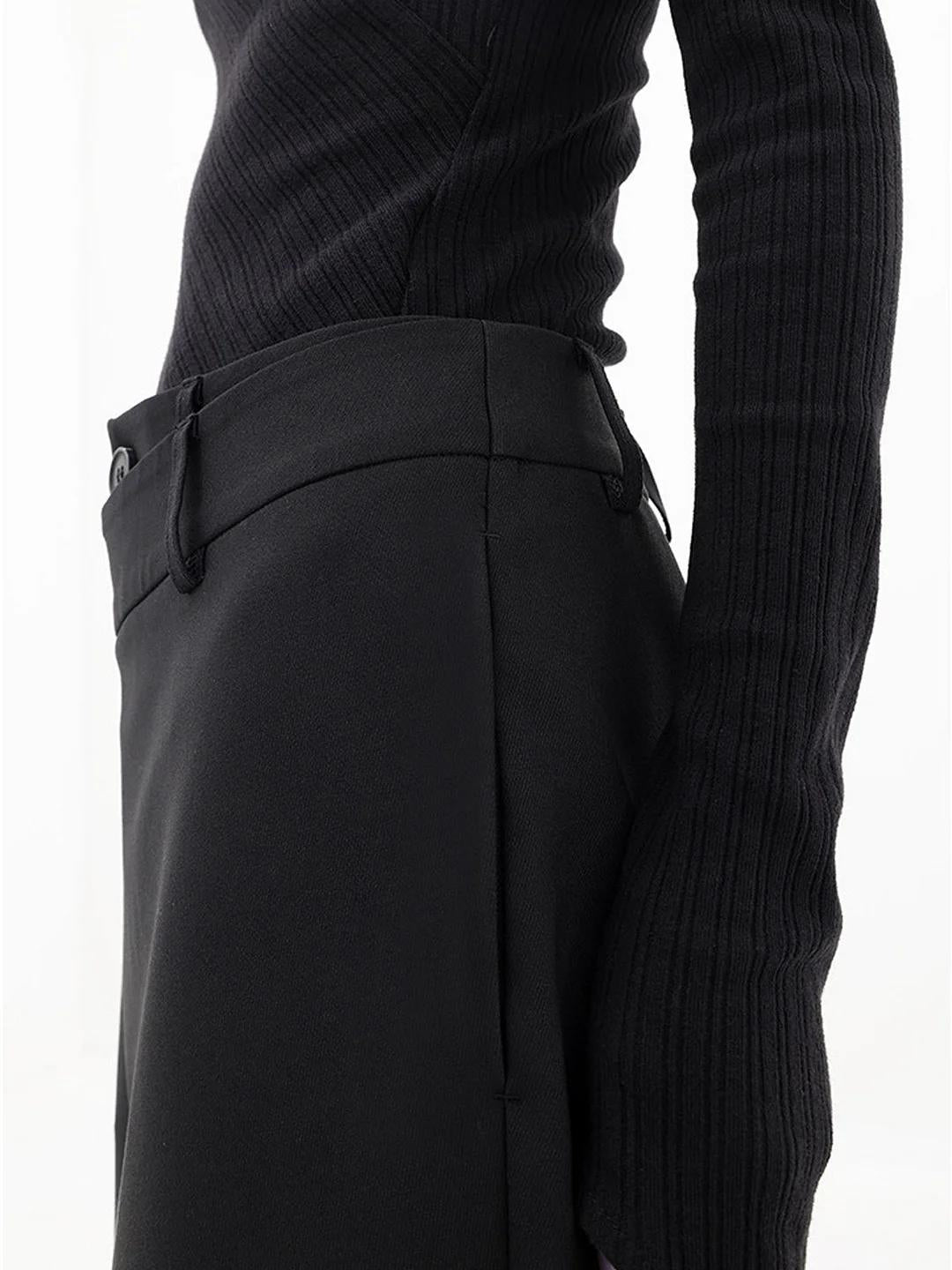 Detailansicht der asymmetrischen Baggy Damenhose, zeigt den weiten, bequemen und lockeren Schnitt.