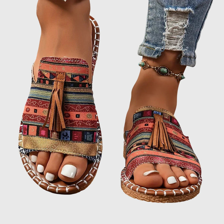 Bequeme flache Damensandalen mit verstellbaren Riemen für optimalen Fusskomfort im Sommer.