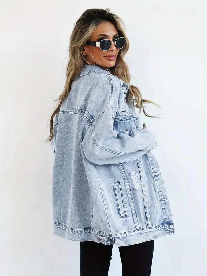 Wetterfeste Oversized Jeansjacke für Damen mit Kapuze, wasserdicht & warm gefüttert. Herbstmode.