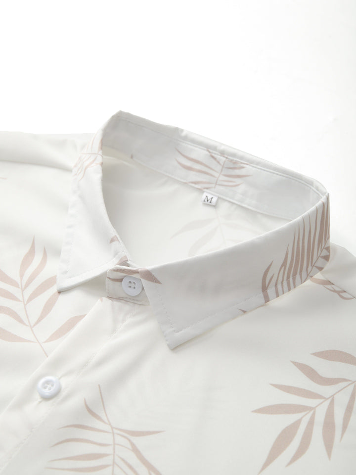 Bequemes Herren Sommer Outfit: Tropisches Hemd, passendes T-Shirt und kurze Shorts für Strand & Freizeit.