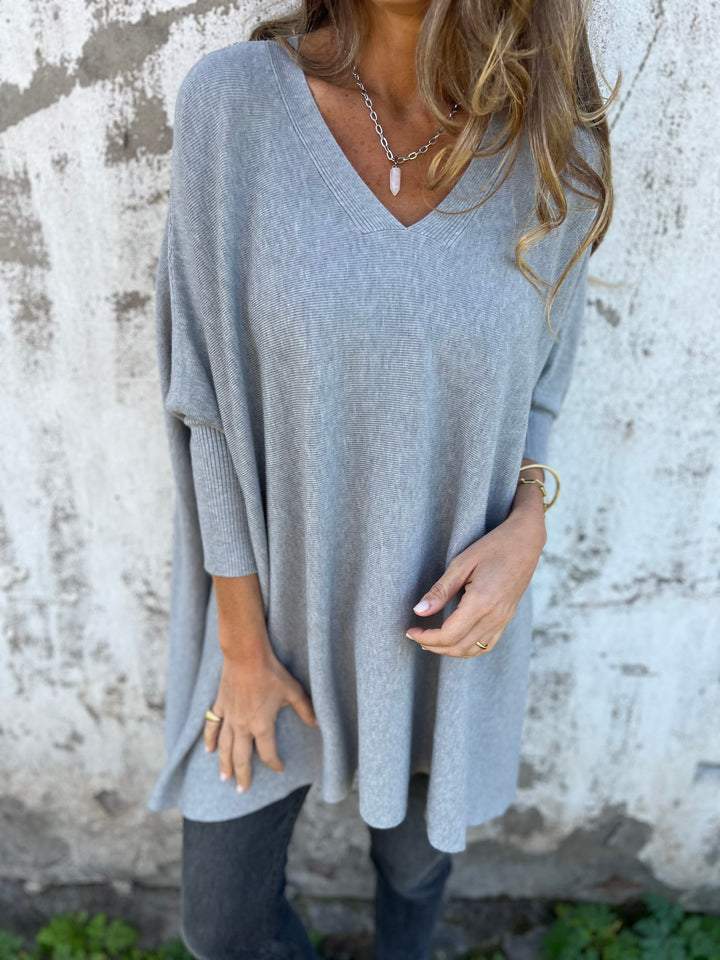 Komfortabler Damen Pullover mit tiefem V-Ausschnitt. Ideal für den Casual Chic Look und Freizeitmode.