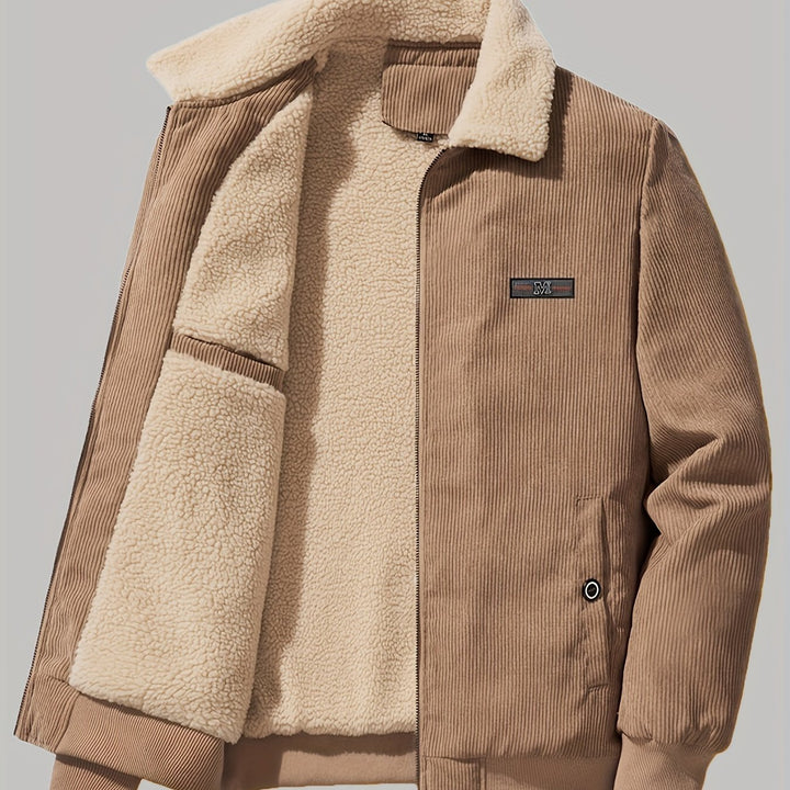 Stilvolle & warm gefütterte Herrenjacke in Khaki mit Reißverschluss und Stehkragen für kalte Tage.