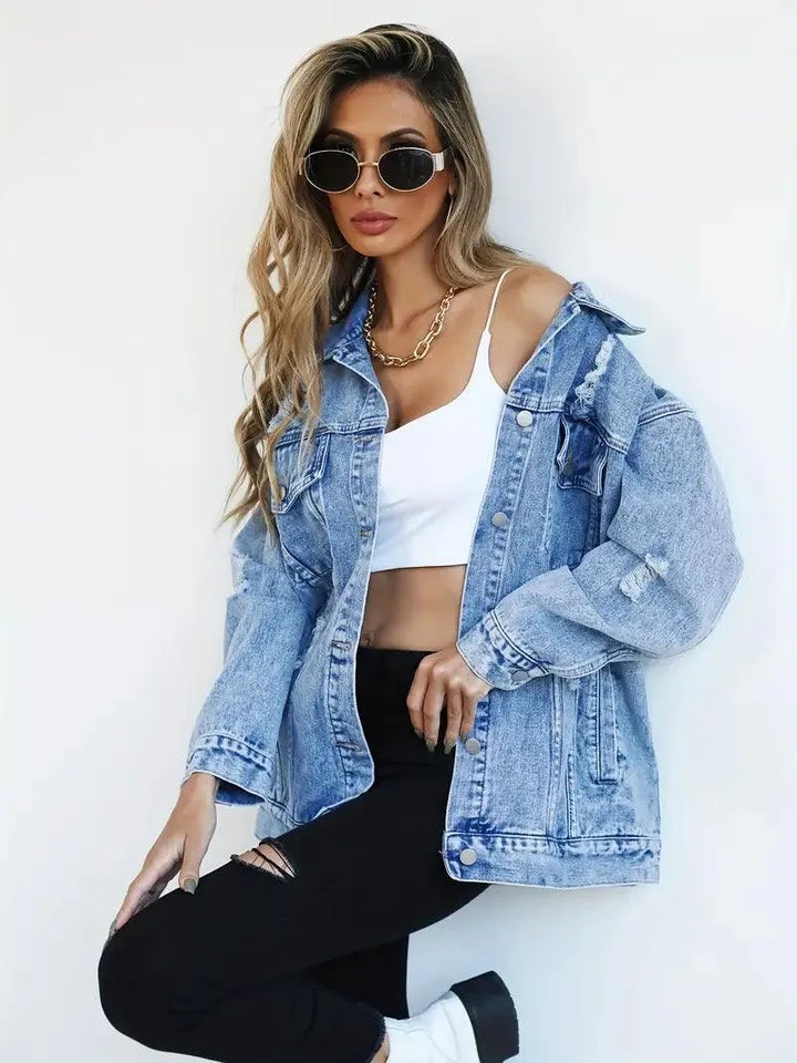 Trendige Damen Jeansjacke oversized, mit Kapuze, gefüttert & wetterfest. Perfekt für urbane Looks.