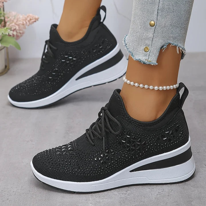 Bequeme Damen Sneaker mit Strass, Keilsohle und orthopädischer Unterstützung.