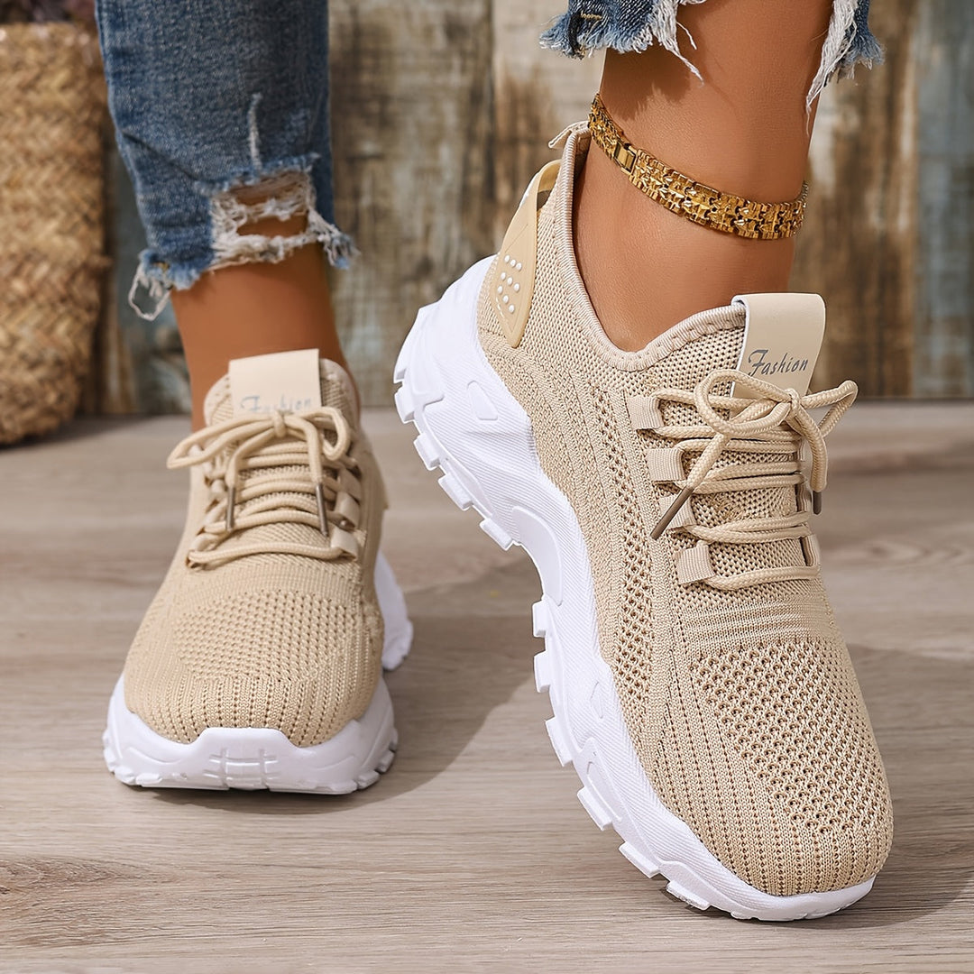 Weiße Damen Sneaker, leicht und bequem für lange Tage und Freizeitaktivitäten.