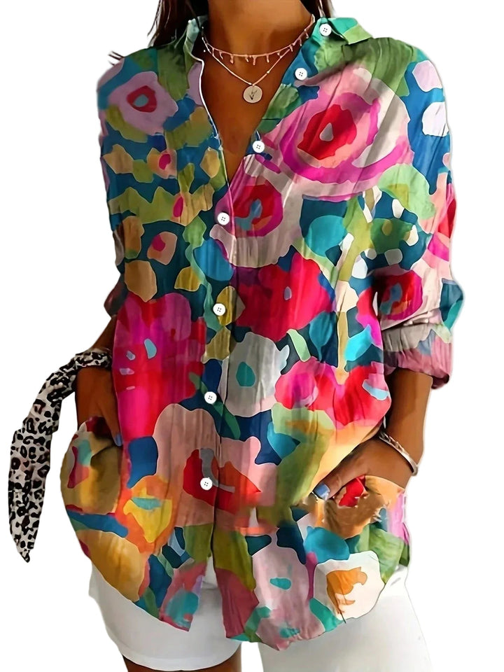 Luftige Damen Blumenbluse mit feiner Knopfleiste & Kragen. Komfortable, stilvolle Freizeitbluse für warme Tage.