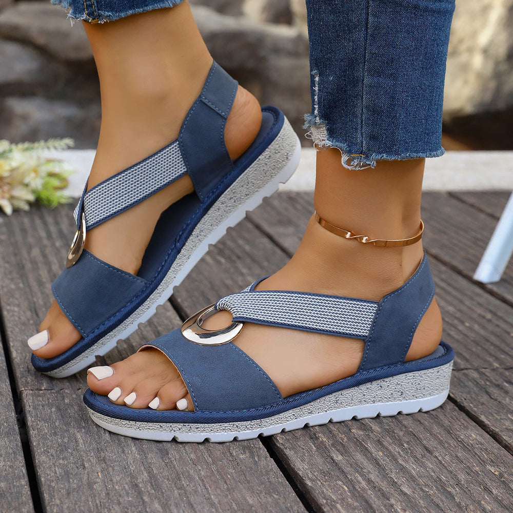 Bequeme flache Damen Sandalen für den Sommer, mit stilvollem Fischmaul-Riemen und praktischer Metallschnalle.