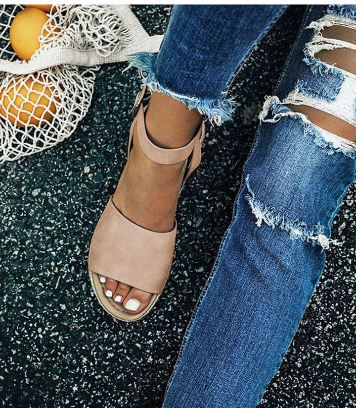 Feminine Livia Plateau-Sandalen mit Espadrille-Sohle und Keilabsatz, perfekt für Sommer-Outfits.