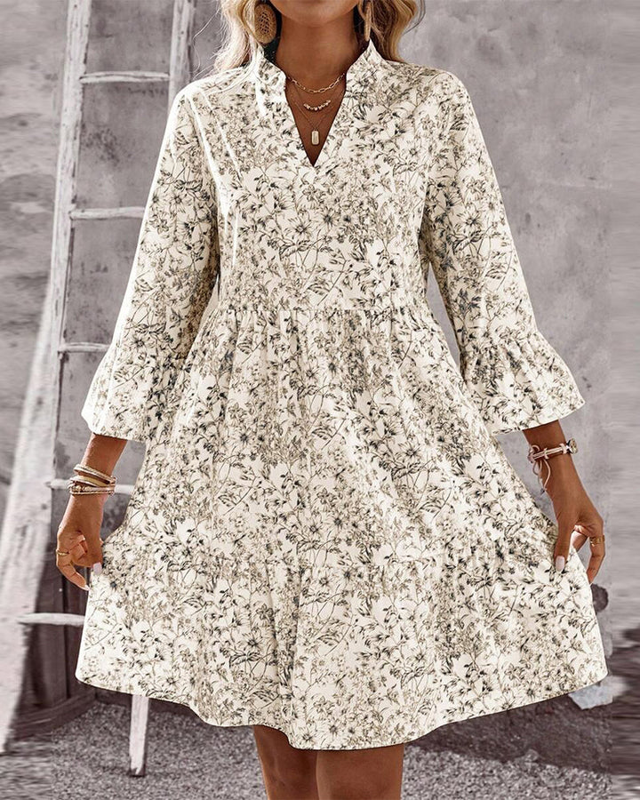 Beiges Midi-Damenkleid mit floralem Muster, A-Linien-Schnitt, eleganten Rüschenärmeln und Stehkragen.