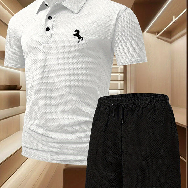 Modernes Herren Polo Set mit lässigem Poloshirt & passenden Shorts. Vielseitig für Alltag & elegante Freizeit.