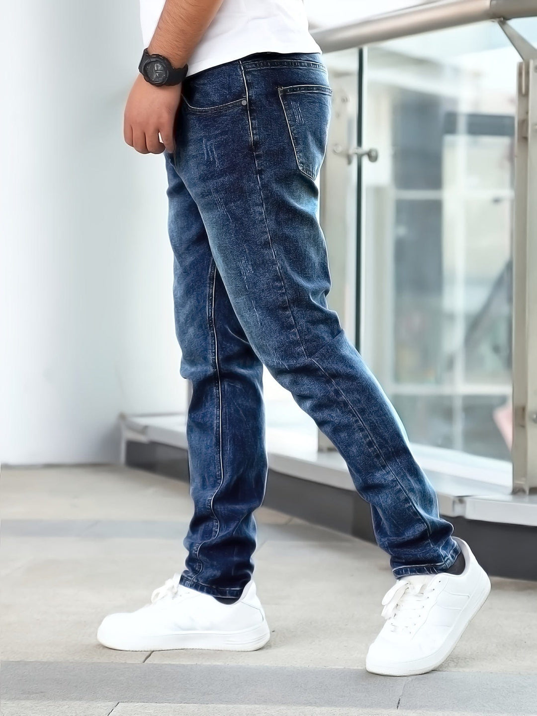 Schwarze Herren Stretch-Jeans, bequem und flexibel, ideal für Alltag und Freizeit. Modische Passform.
