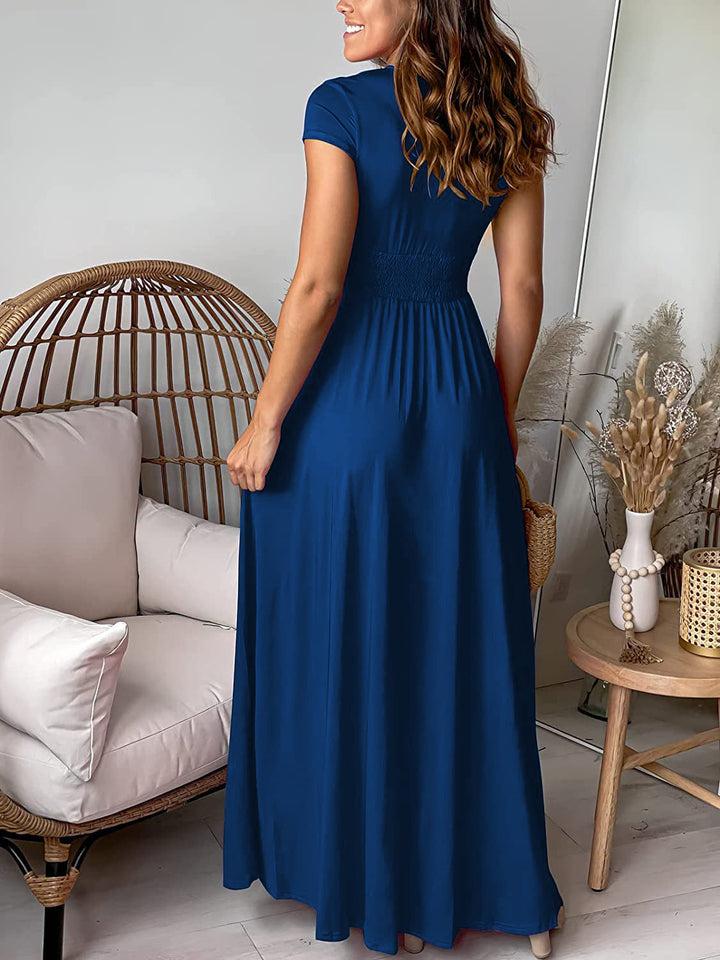 Fließendes Maxikleid in eleganter Farbe mit V-Ausschnitt & hohem Schlitz. Perfektes Damenkleid für den Sommer.