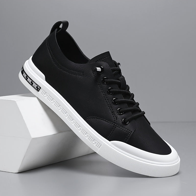 Moderne schwarze Herren-Sportschuhe mit weißen Akzenten, Schnürung & Polsterung für Komfort beim Sport & in der Freizeit.