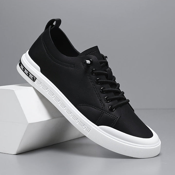 Moderne schwarze Herren-Sportschuhe mit weißen Akzenten, Schnürung & Polsterung für Komfort beim Sport & in der Freizeit.