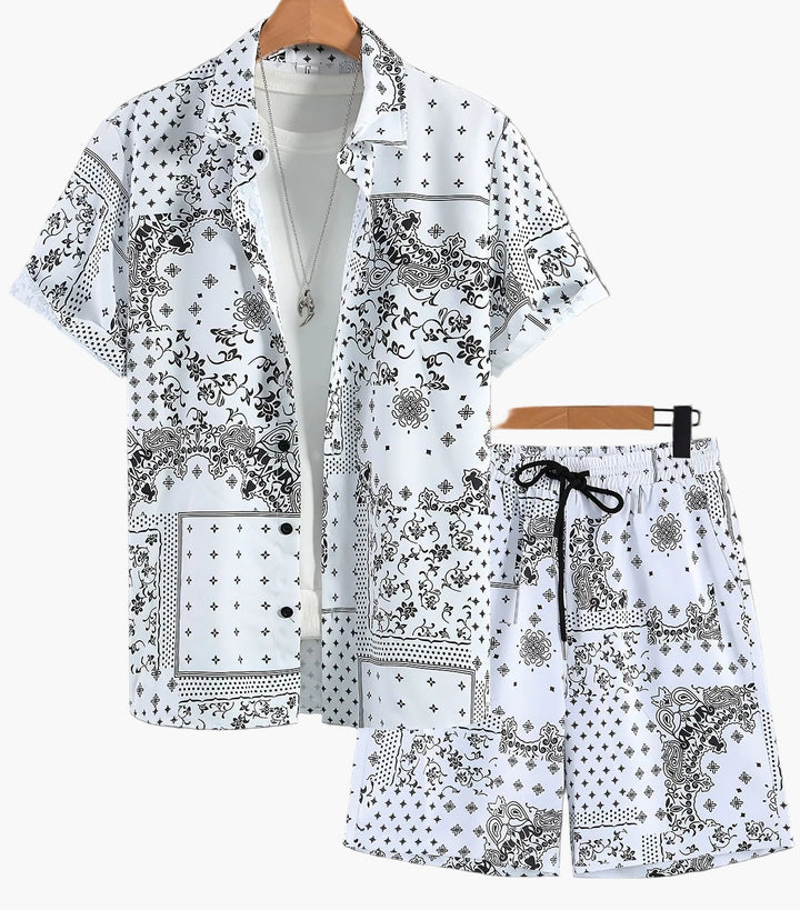 Lässiges Herren Kurzarmhemd mit Bandana-Print, Teil des Sommer Freizeit Zweiteilers, perfekt für Herren.