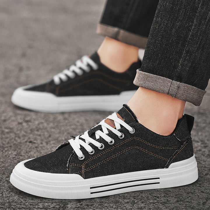 Bequeme schwarze Herren Low-Top Sneaker, stilvolle Freizeitschuhe mit Schnürung für den Alltag.