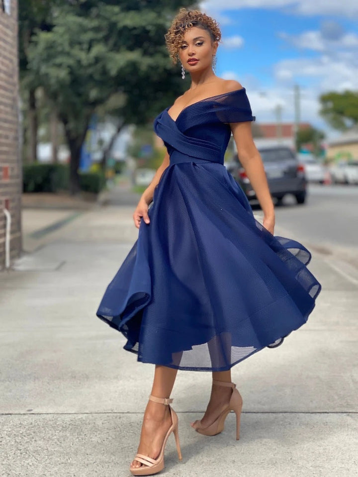 Schulterfreies, rückenfreies Damen Abendkleid in Blau, elegantes Midikleid mit Raglanärmeln für besondere Anlässe.