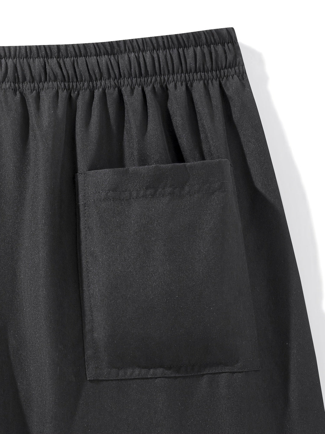 Detailaufnahme der grauen Herren Sportshorts: Kordelzug & Reißverschlusstasche für sichere Aufbewahrung.