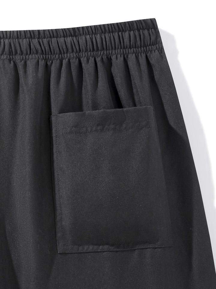 Detailaufnahme der grauen Herren Sportshorts: Kordelzug & Reißverschlusstasche für sichere Aufbewahrung.