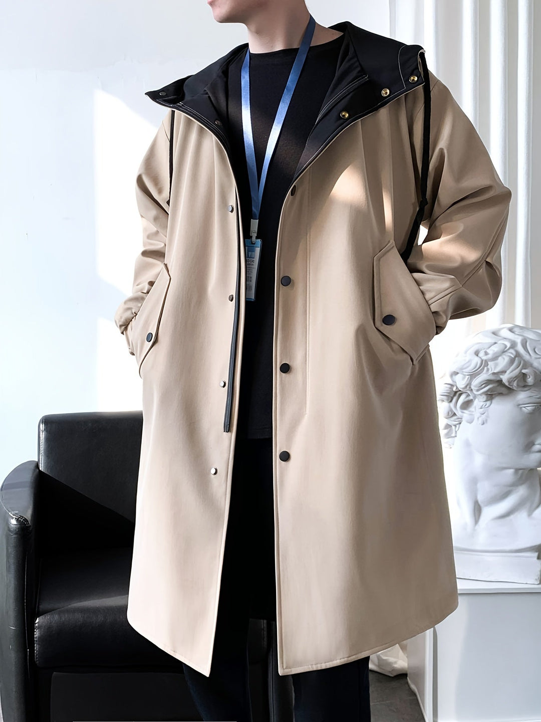 Beiger Herren-Kapuzenmantel, langer Schnitt, stilvoll & warm, ideal für moderne Herrenmode.