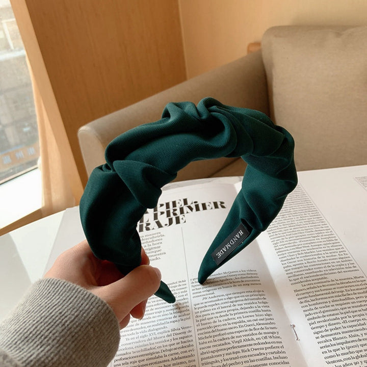 Nahaufnahme einer eleganten Damen Retro Haarspange, detaillierter Vintage-Look Haarschmuck für jede Frau.
