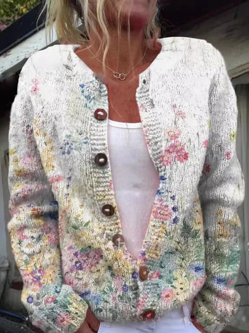 Nahaufnahme der Stoffstruktur des gemusterten Damen Cardigans. Offener Schnitt, ideal als Übergangsjacke.