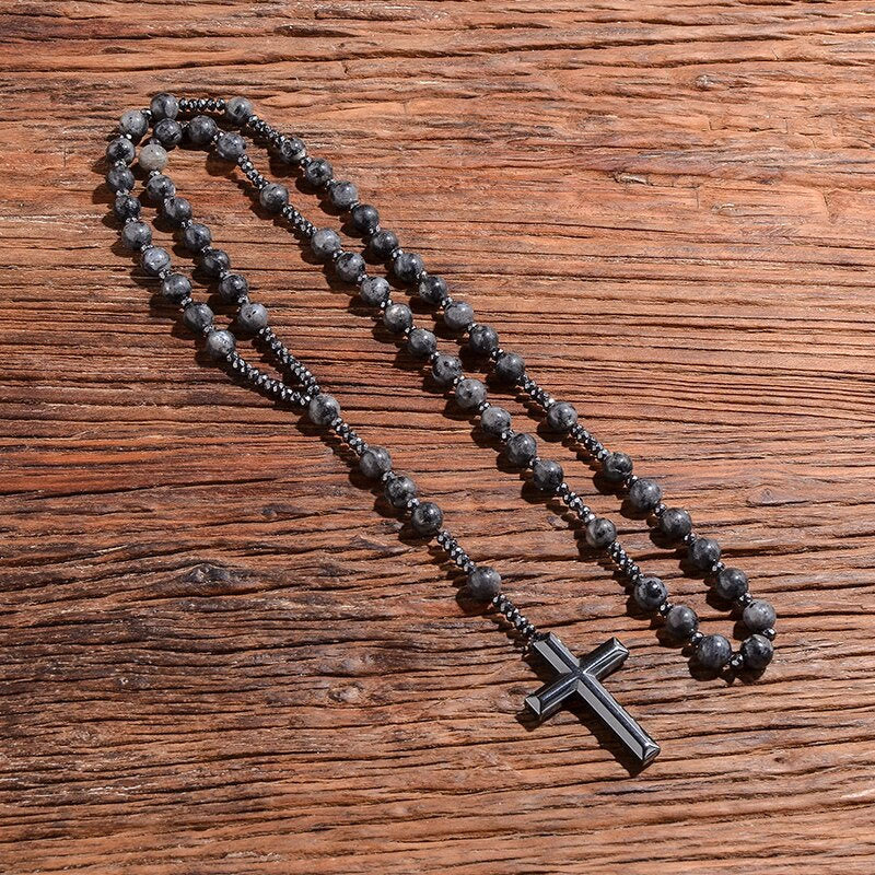 Zeitlose Herren-Halskette: Kreuz-Rosenkranz, ovalen Lapislazuli Steinen, spirituell & elegant.