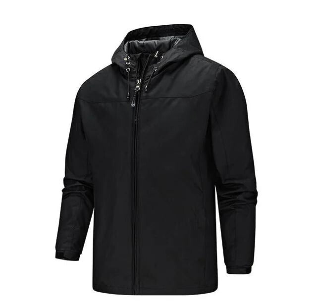 Detail der Kapuze der leichten, winddichten Herren Regenjacke, wasserdicht und funktional.