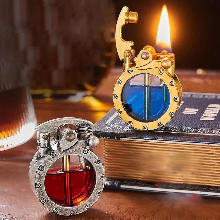 Antikes silbernes Metallfeuerzeug, transparent, mit Druckknopf. Stilvolles, nachfüllbares Vintage-Feuerzeug.