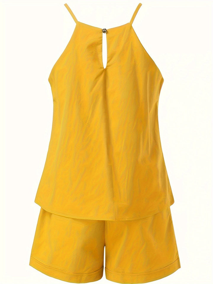 Elegantes Damen Shortsset mit ärmellosem Top und passender kurzer Hose mit modischem Gürtel.