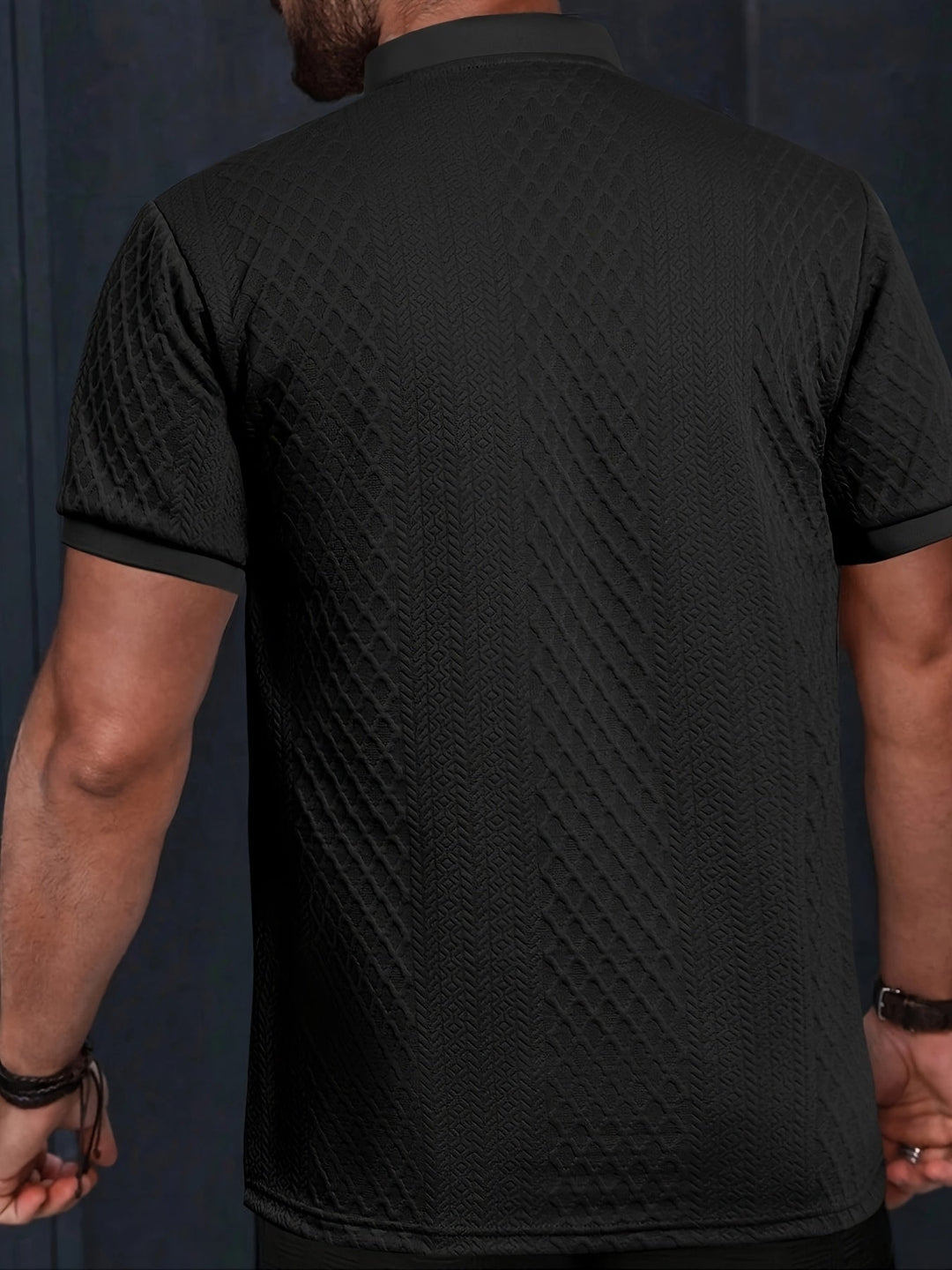 Flaches Liegebild des kompletten Herren Sommer-Sets: T-Shirt und Shorts.