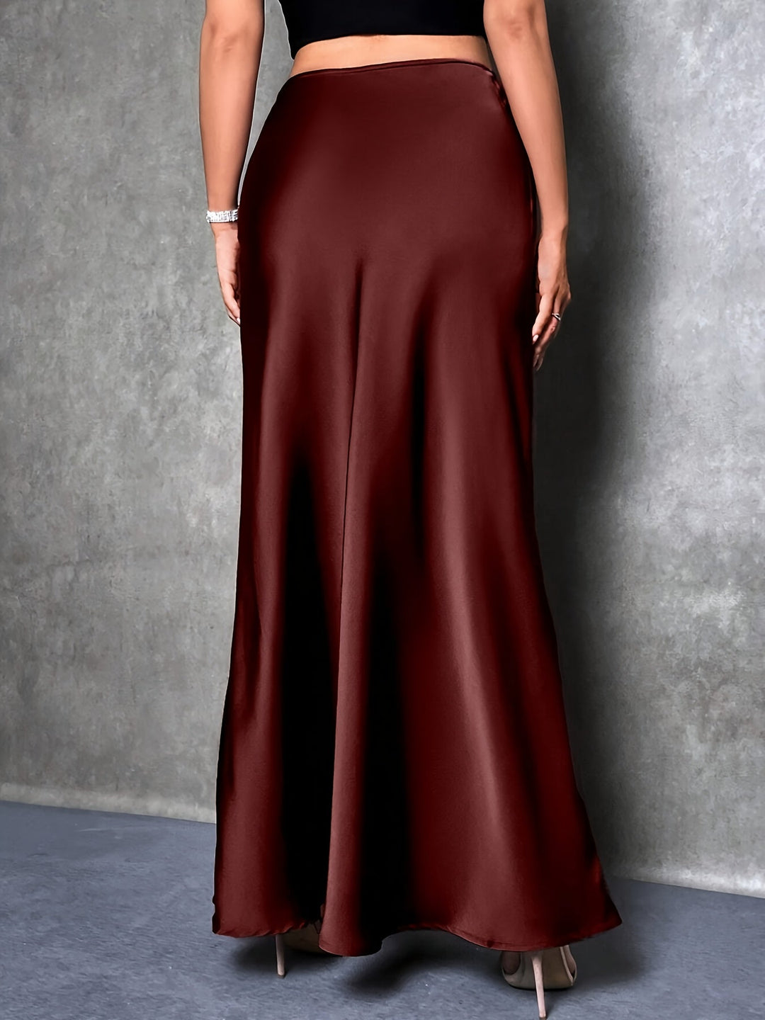 Seitliche Ansicht des langen Damenrocks im Satin-Look, elegant und figurfreundlich für Abendmode.
