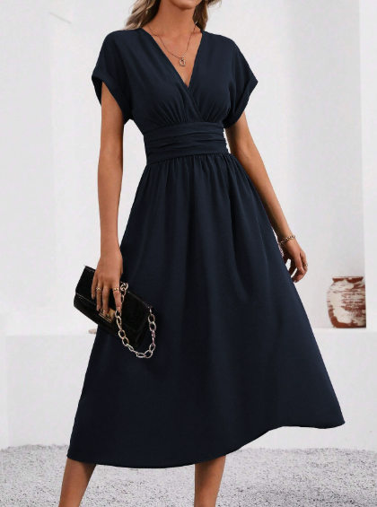Elegantes Damen Midikleid mit V-Ausschnitt & plissiertem Taillenbund in Rot oder Schwarz, ideal für Abend & Freizeit.