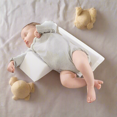 Weiches Memoryschaum Babykissen für sichere Seitenlagerung, optimale Schlafhilfe für Neugeborene.