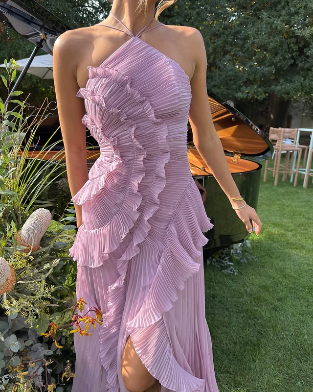 Lilafarbenes, elegantes Damen Halterneck Plisseekleid mit feinen Rüschen, ideal für Party & festliche Anlässe.