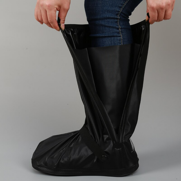 Nahaufnahme wasserdichter, robuster DryTrek Schuhüberzüge. Matschschutz & Regenschutz für jede Schuhgröße. Allwetter.