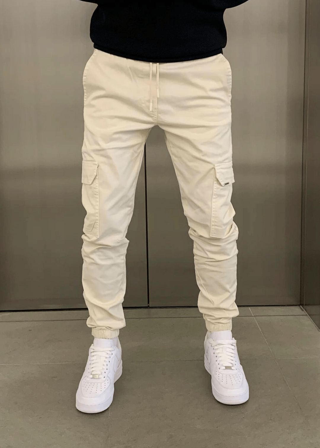 Komfortable Herren Cargo-Jogginghose mit elastischem Bund & Seitentaschen. Perfekt für Freizeit & lässigen Look.