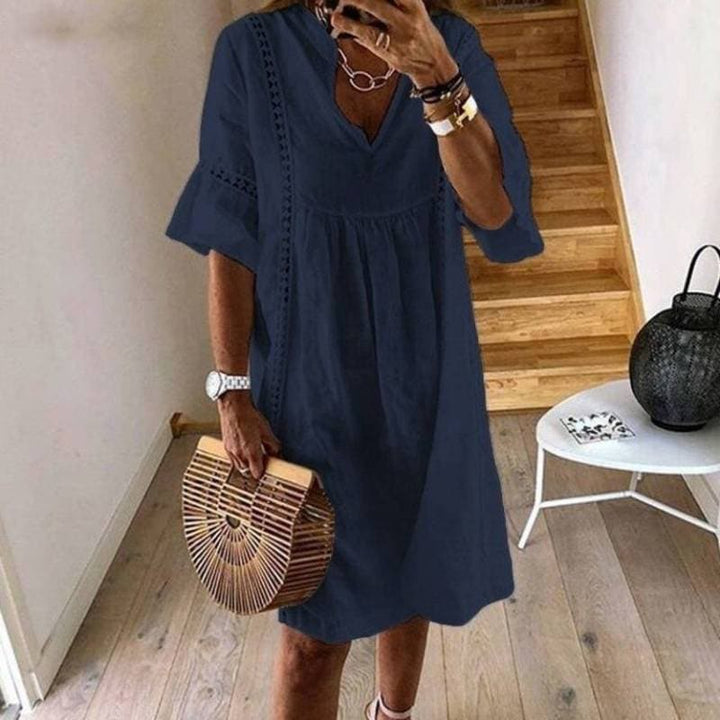 Grünes kurzes Boho-Kleid mit Spitze und V-Ausschnitt für Damen, luftig und ideal für den Sommer.