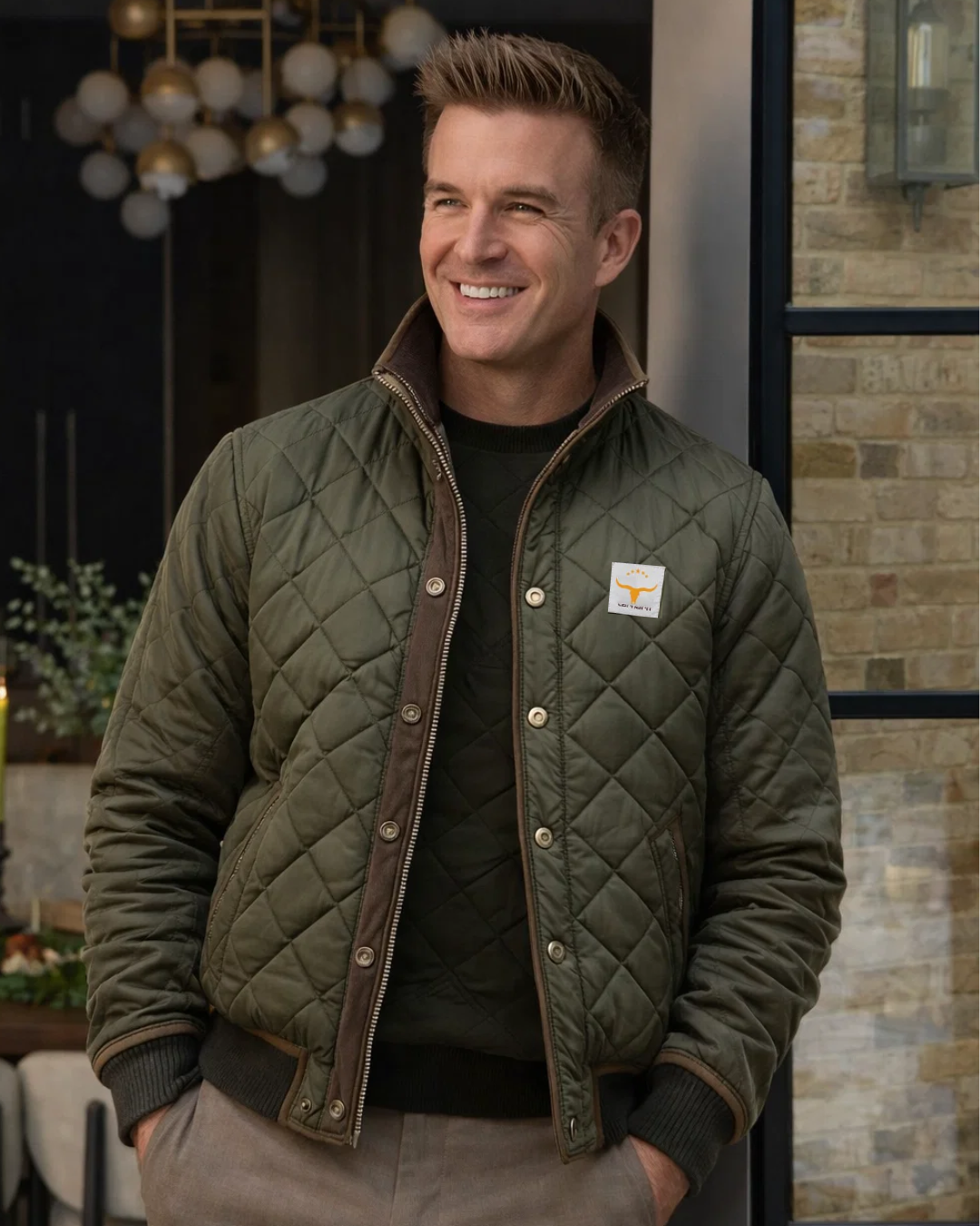 Elegante grüne Herren-Steppjacke für frische Tage, stilvolle Outdoor-Oberbekleidung und Herrenmode.
