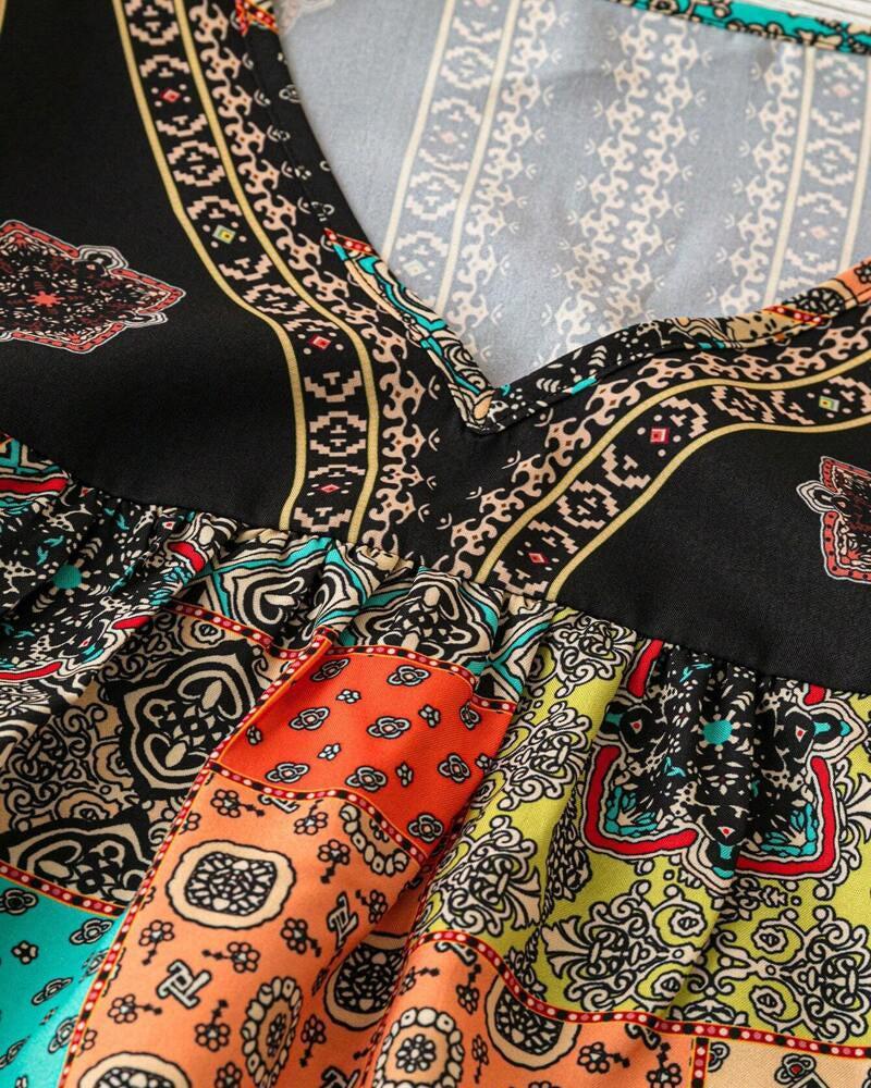 Leichtes Damen Kurzarmshirt in Schwarz, V-Ausschnitt mit Print. Komfortable Sommerbluse für Damenmode.