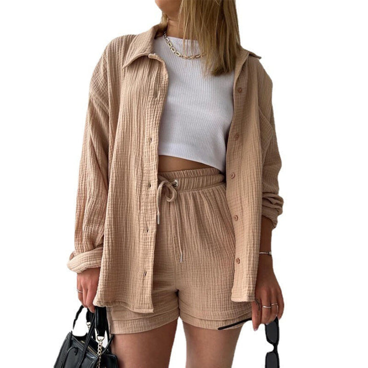 Modernes Damen Sommer-Set: 3-teilig mit Crop-Top, Shorts und luftigem Hemd, perfekt für Streetwear.