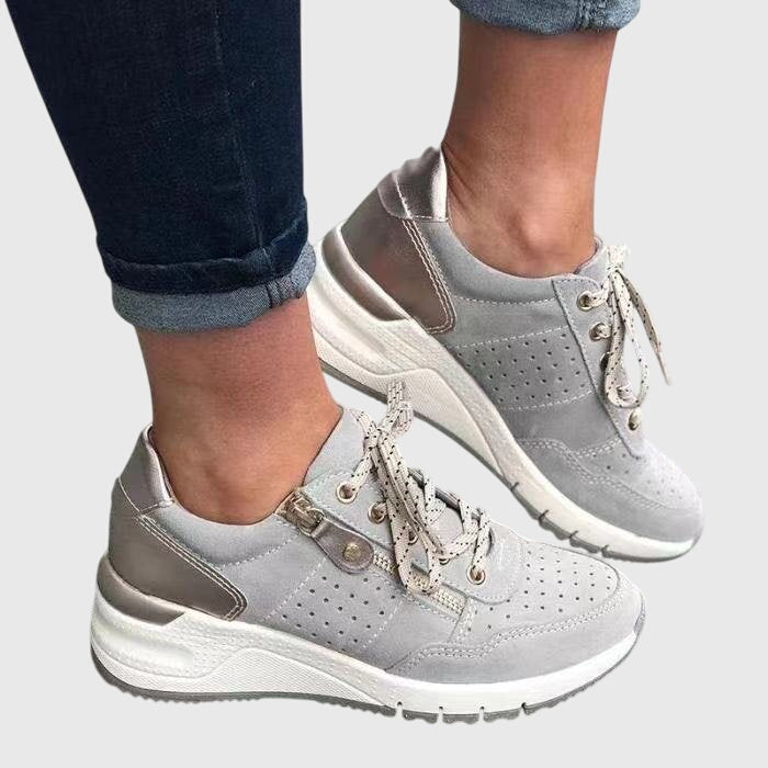 Modische, leichte Damen Sneaker mit ergonomischem Fußbett in Schwarz, perfekt für Komfort und Stil.