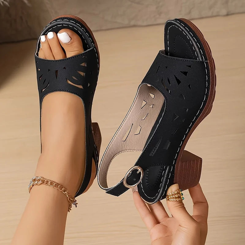 Detailaufnahme: Knöchelriemen der Damen Sandalen mit Blockabsatz, eleganter Verschluss & bequemer Sitz.