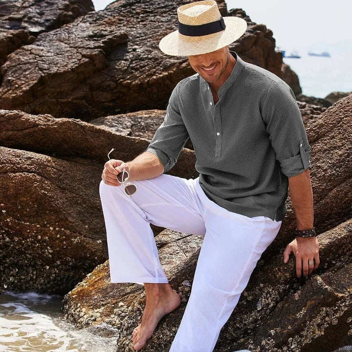 Model trägt stylisches Herren Langarmshirt mit Stehkragen. Perfekt für Freizeit & Business Casual im Herbst. Modern & komfortabel.
