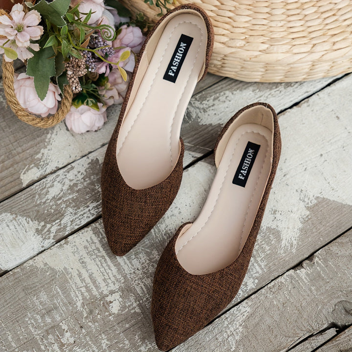 Damen Ballerinas mit spitzer Zehe am Fuß getragen, elegante & bequeme Flats für Büro und Freizeit.