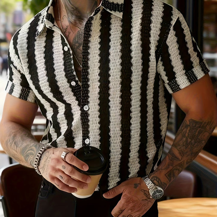 Elegantes Herren Streifenhemd Kurzarm mit stilvollen Fransen, perfekt für Alltagslooks und moderne Anlässe.